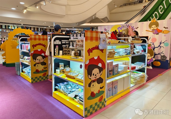 香港萬圣狂歡 Monchhichi萌趣萬圣節 × 療愈秋期間限定店，打造奇幻家居體驗